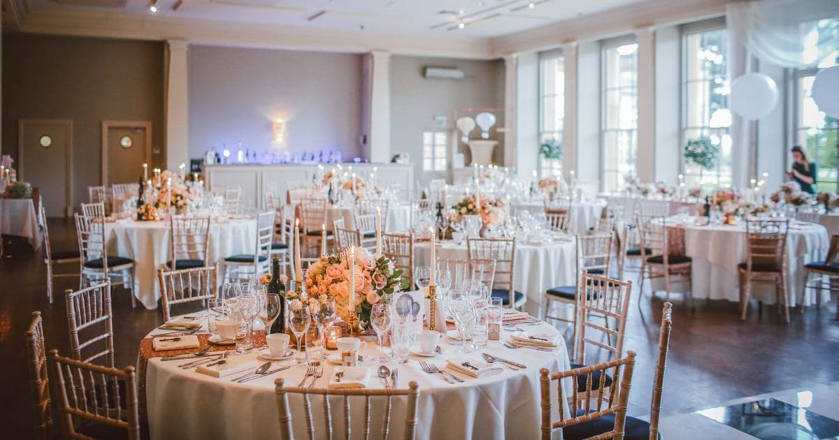 Salão de casamento com as mesas montadas