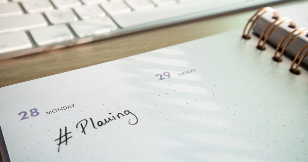 Agenda de papel aberta com anotações de planejamento