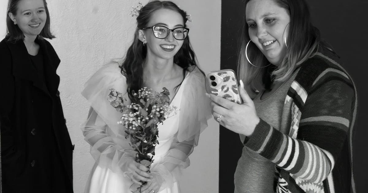 Noiva e amigas sorrindo e olhando o celular