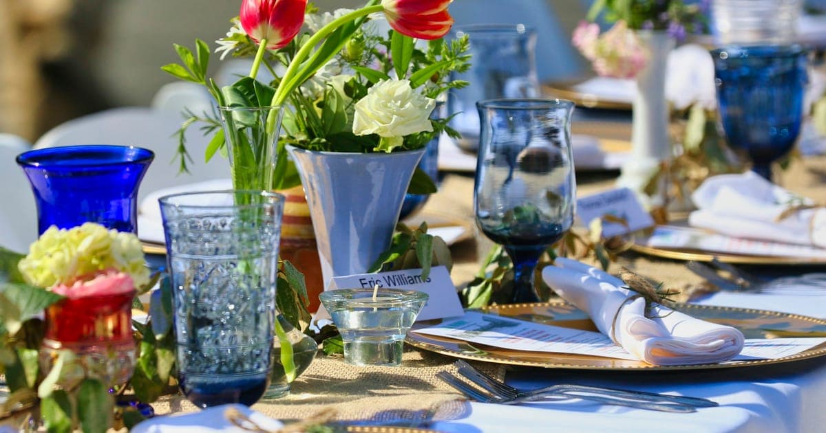 Mesa de festa decorada com flores e taças