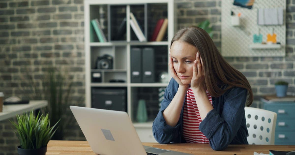 Mulher preocupada em frente ao notebook
