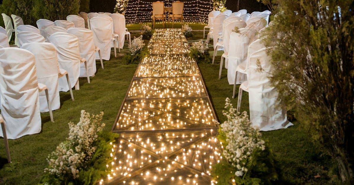 Caminho iluminado de uma festa de casamento à noite