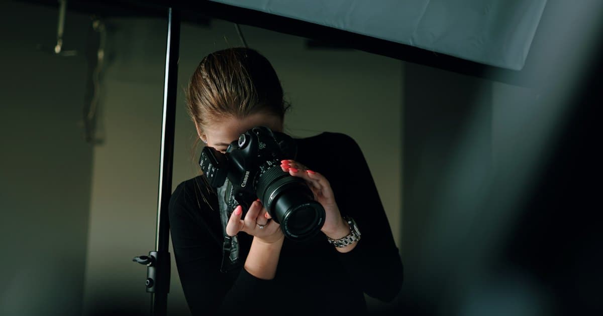 Fotógrafa de eventos trabalhando com a câmera