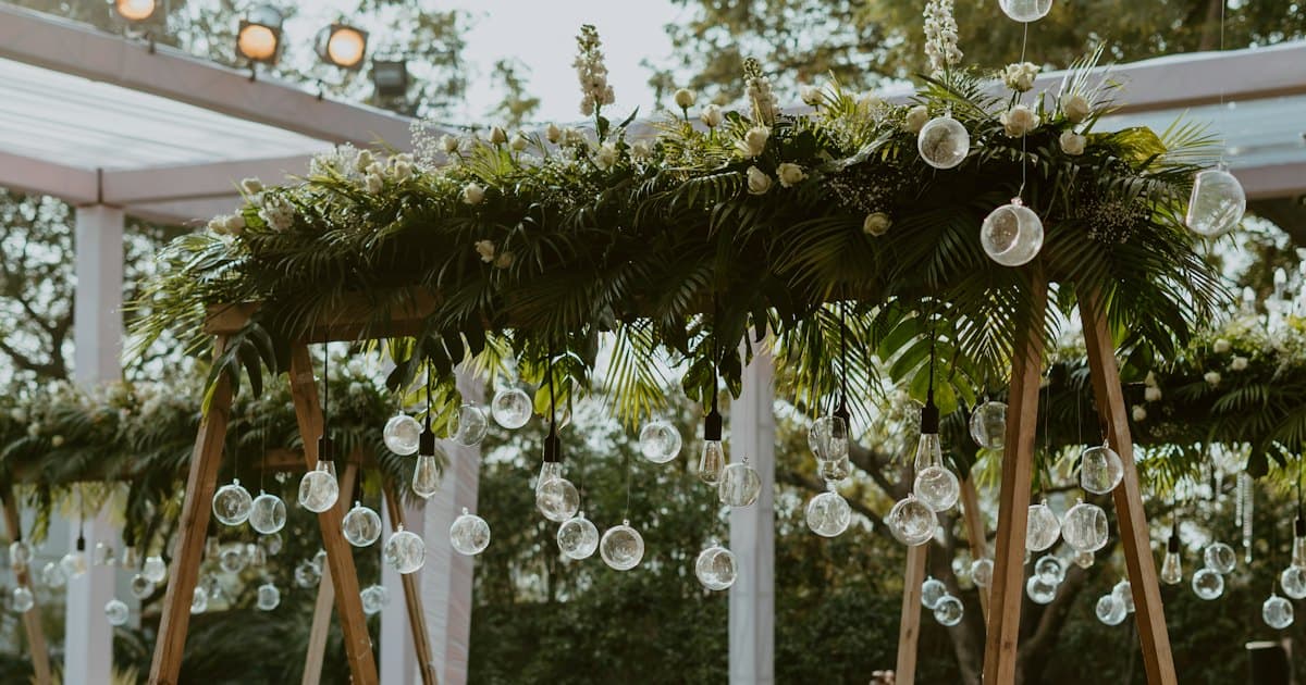 Salão de festa decorado com flores e pronto para o evento