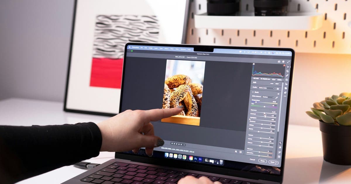 Fotógrafo editando uma foto no notebook