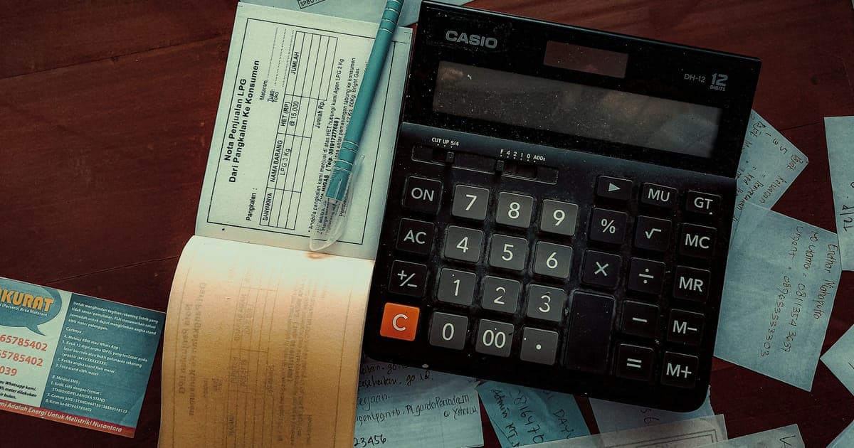 Calculadora sobre papéis e anotações de preço
