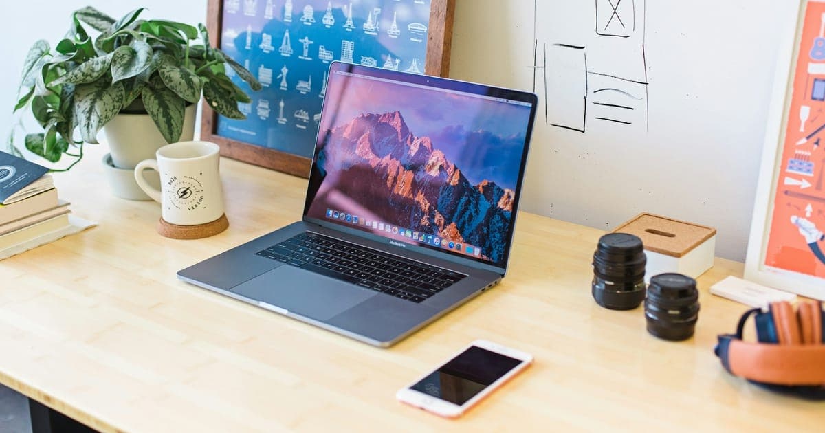 Notebook e celular sobre a mesa de trabalho