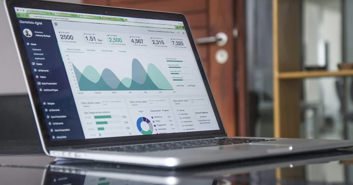 Notebook com gráficos de desempenho sobre a mesa