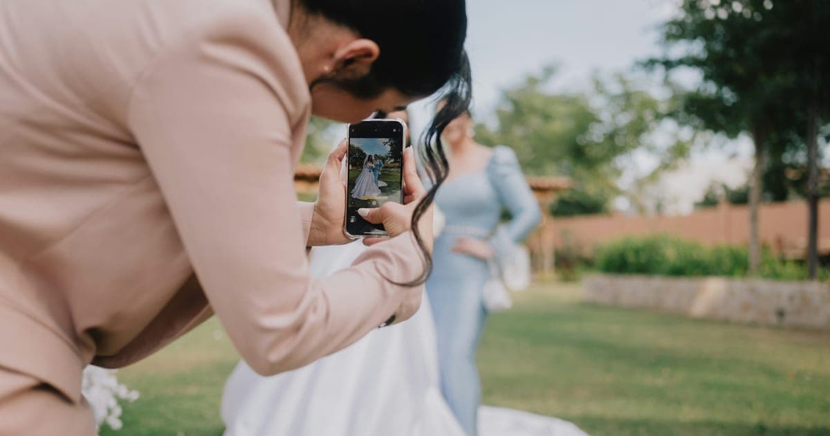 Story maker gravando a noiva com o celular