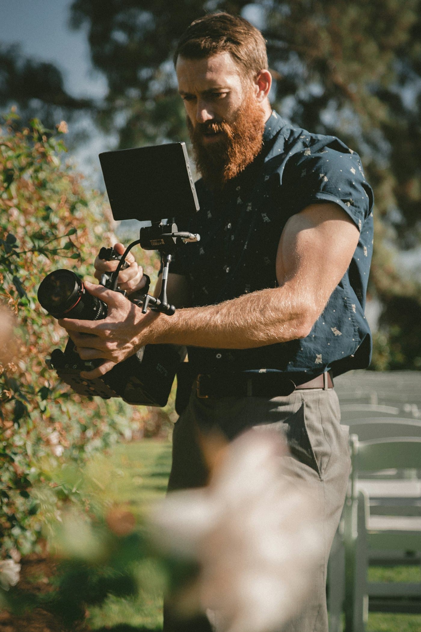Profissional filmando um evento com câmera e estabilizador