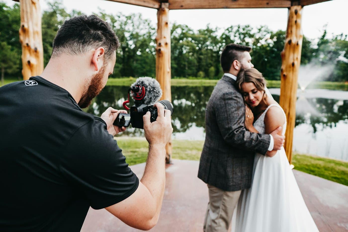 Fotógrafo registrando um casal de noivos na cerimônia