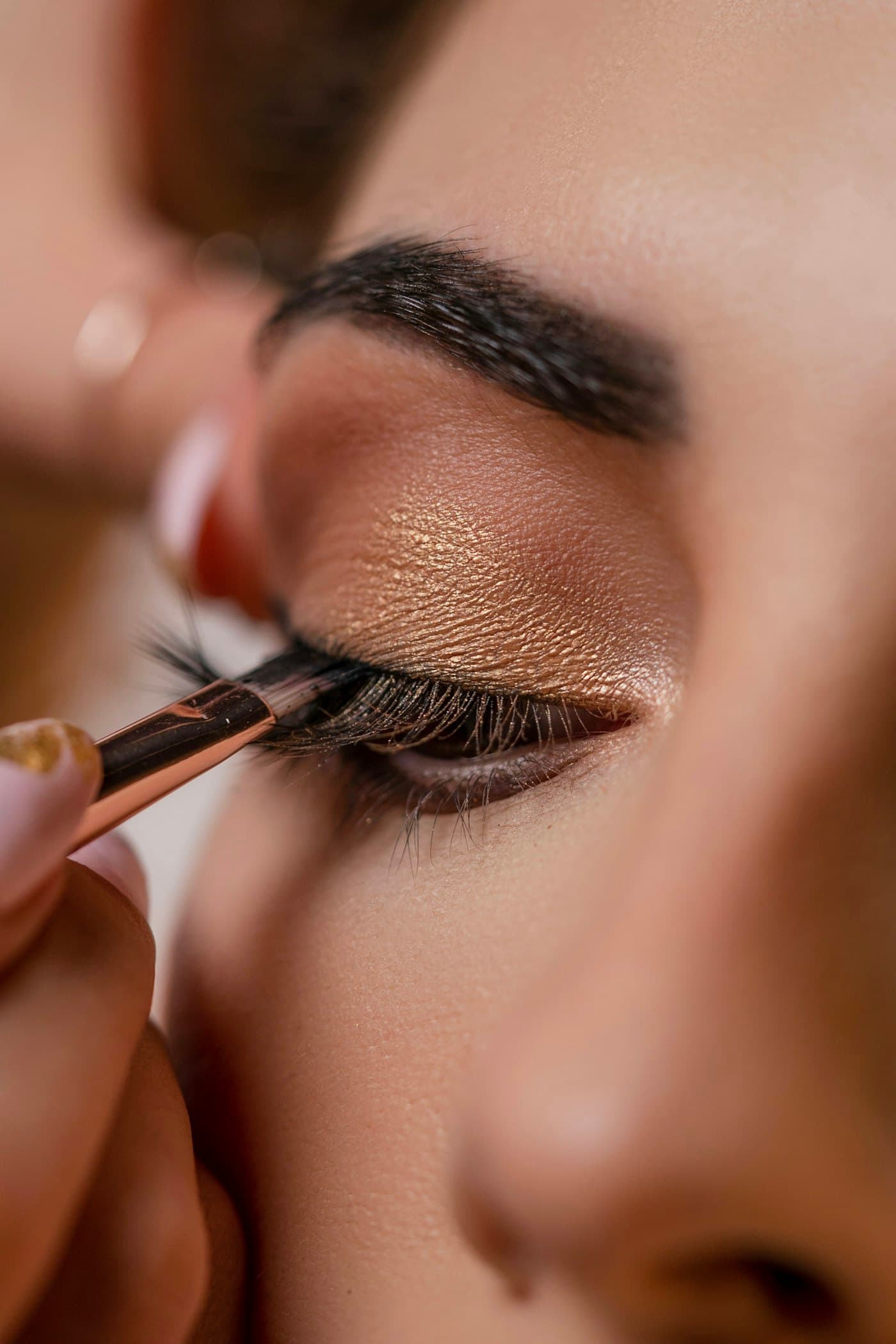 Maquiadora aplicando sombra nos olhos com pincel