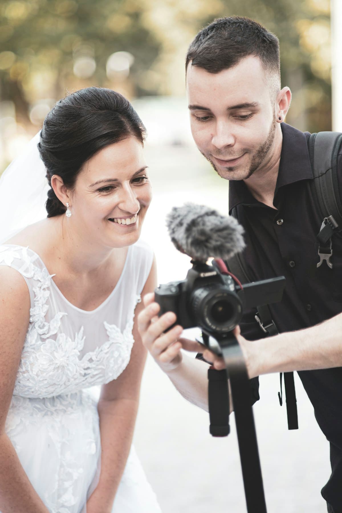 Videomaker filmando a noiva no dia do casamento
