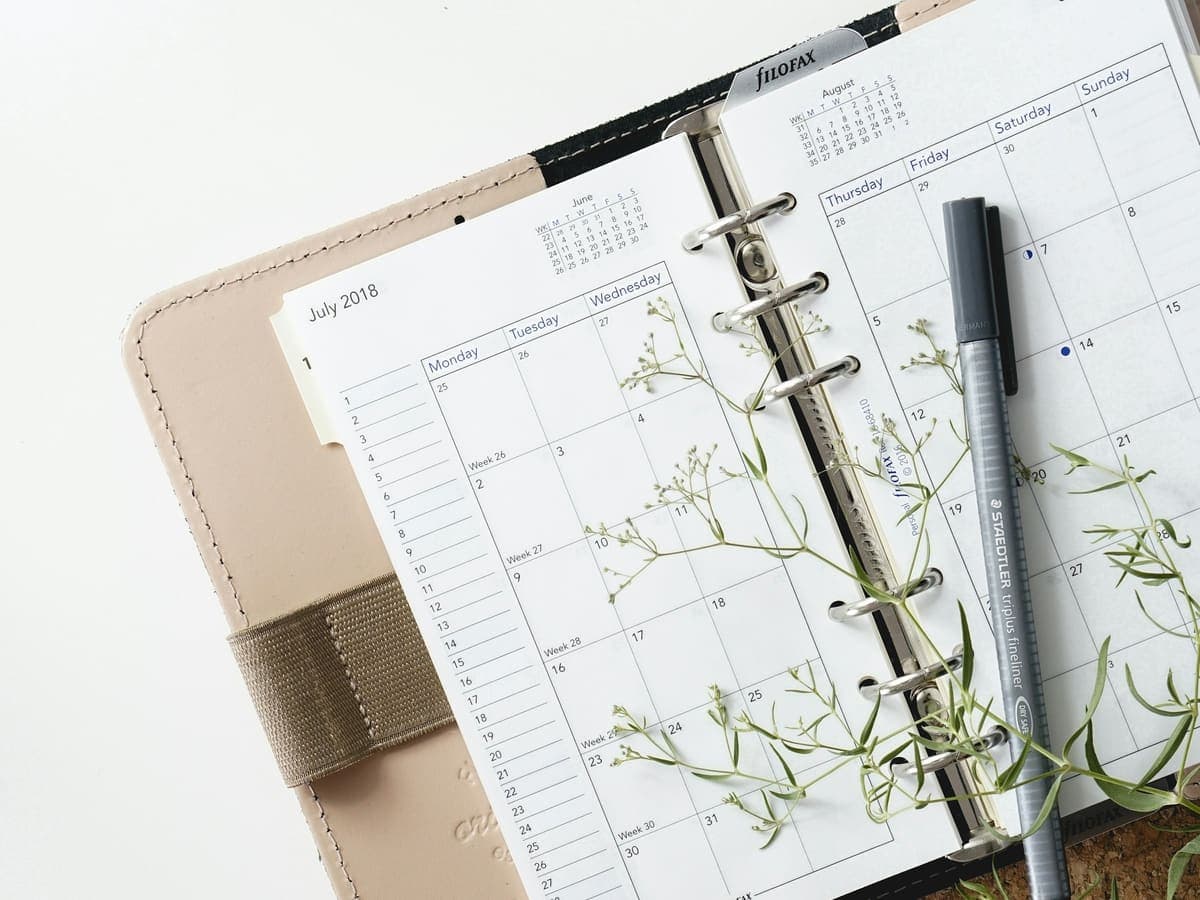 Agenda de planejamento aberta com caneta