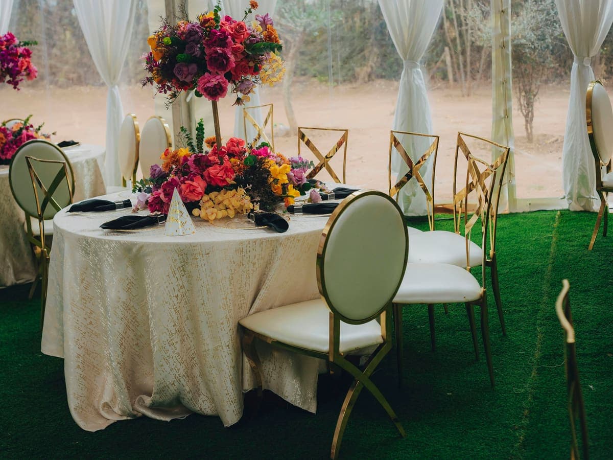 Mesa de festa decorada com flores coloridas