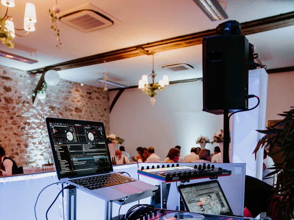 Controladora de DJ montada para uma festa de casamento