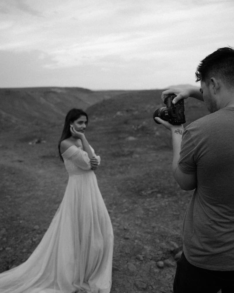 Fotógrafo fotografando a noiva