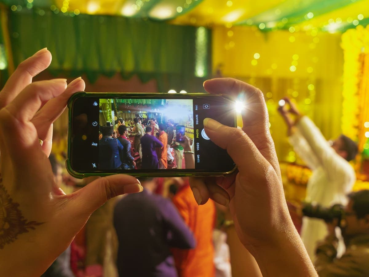 Story maker filmando a festa com o celular