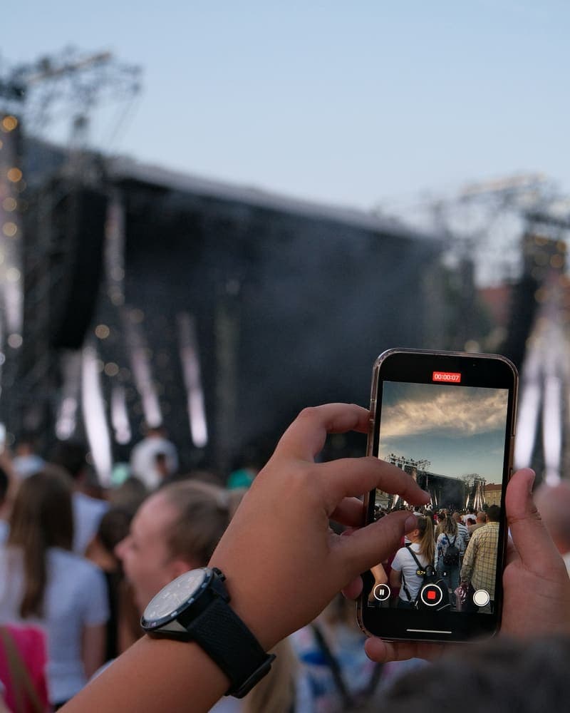Story maker gravando um show com o celular