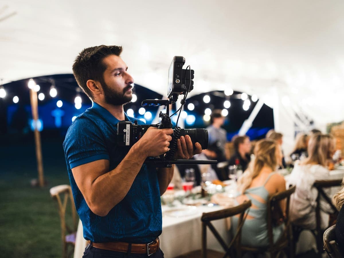 Videomaker filmando uma festa com estabilizador