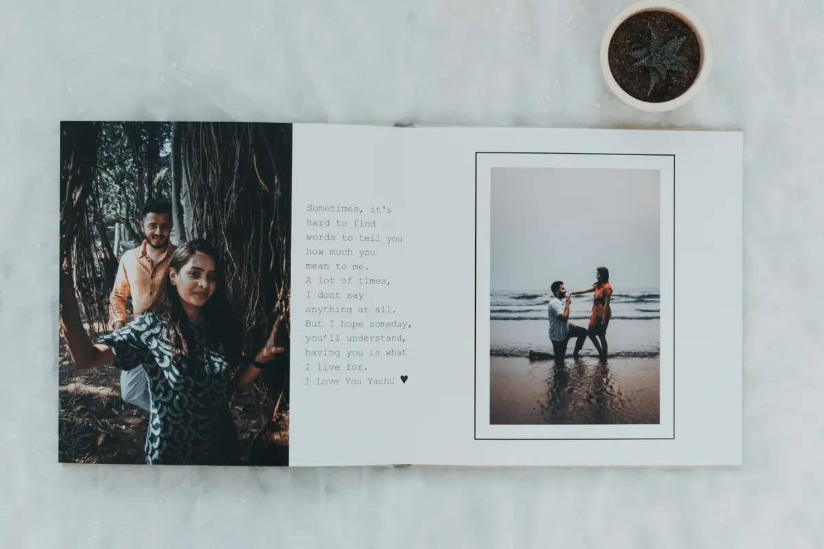 Álbum de fotos impresso aberto sobre a mesa