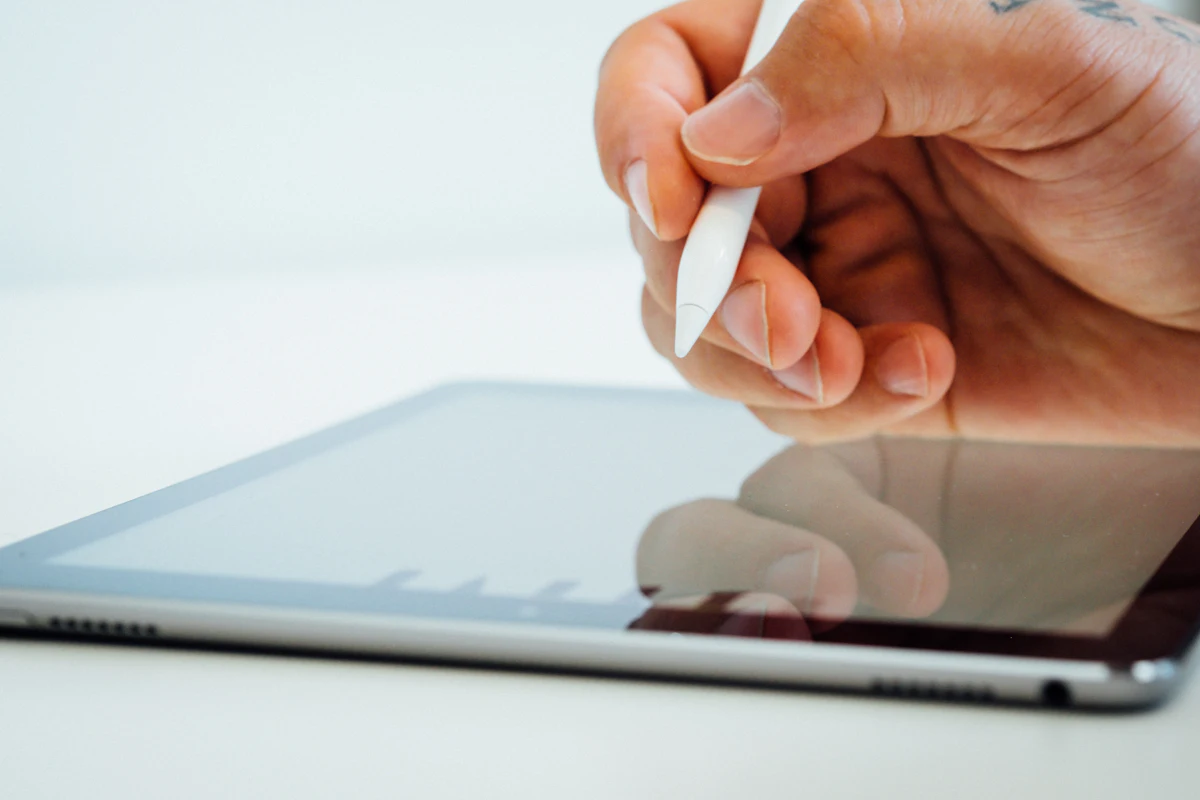 Assinatura feita com caneta digital na tela do tablet