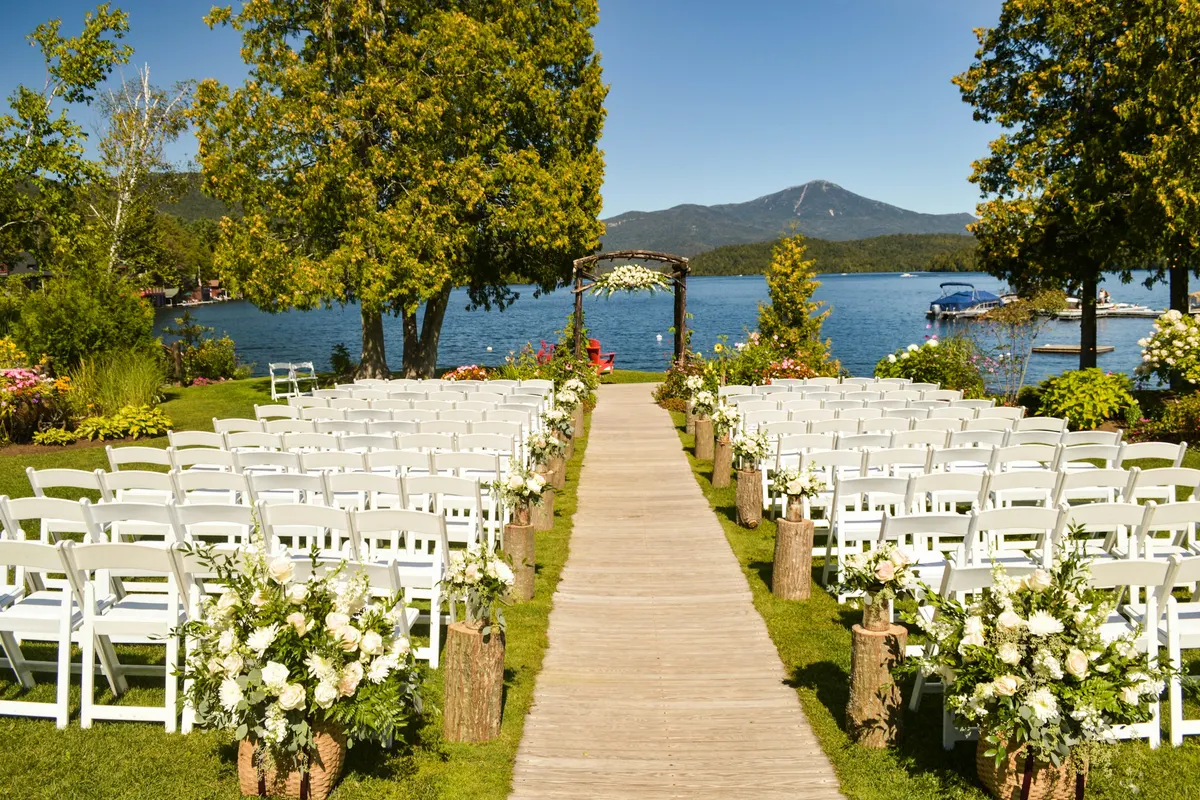 Cadeiras e corredor de uma cerimônia de casamento montada
