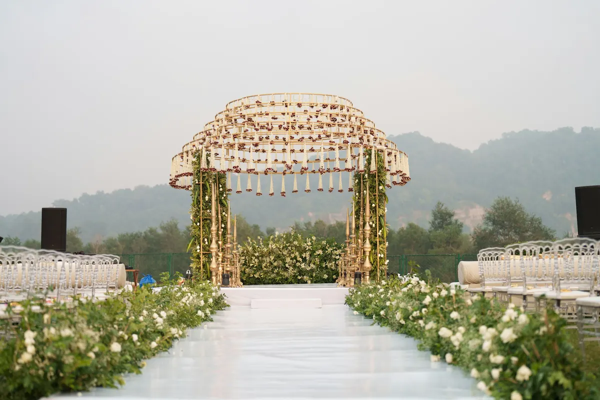 Corredor de casamento ao ar livre decorado com flores