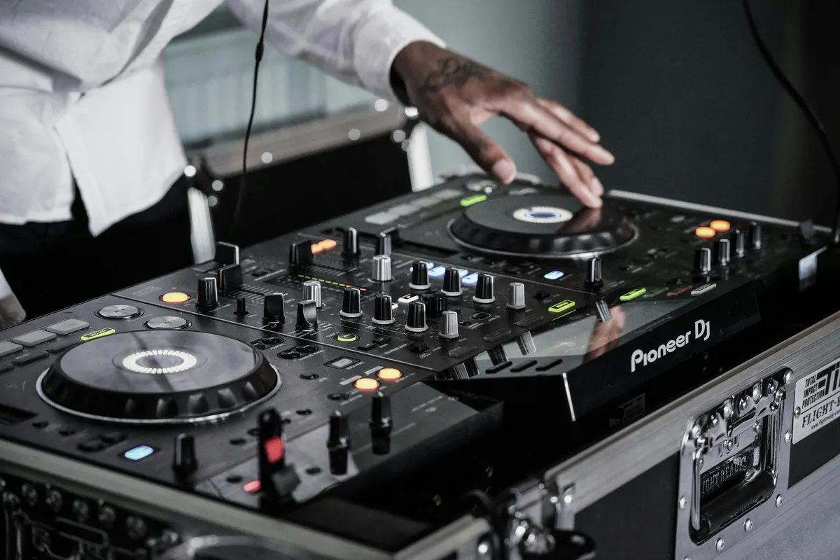 DJ mexendo na controladora