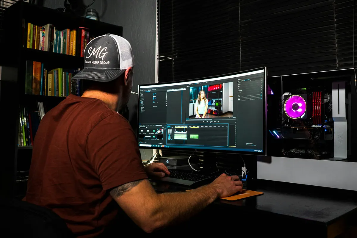 Videomaker editando um vídeo no computador