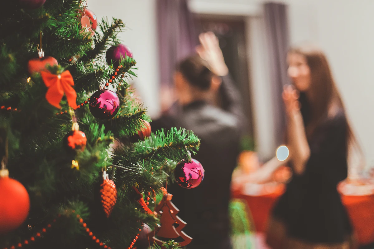 Árvore de Natal decorada em uma festa de fim de ano