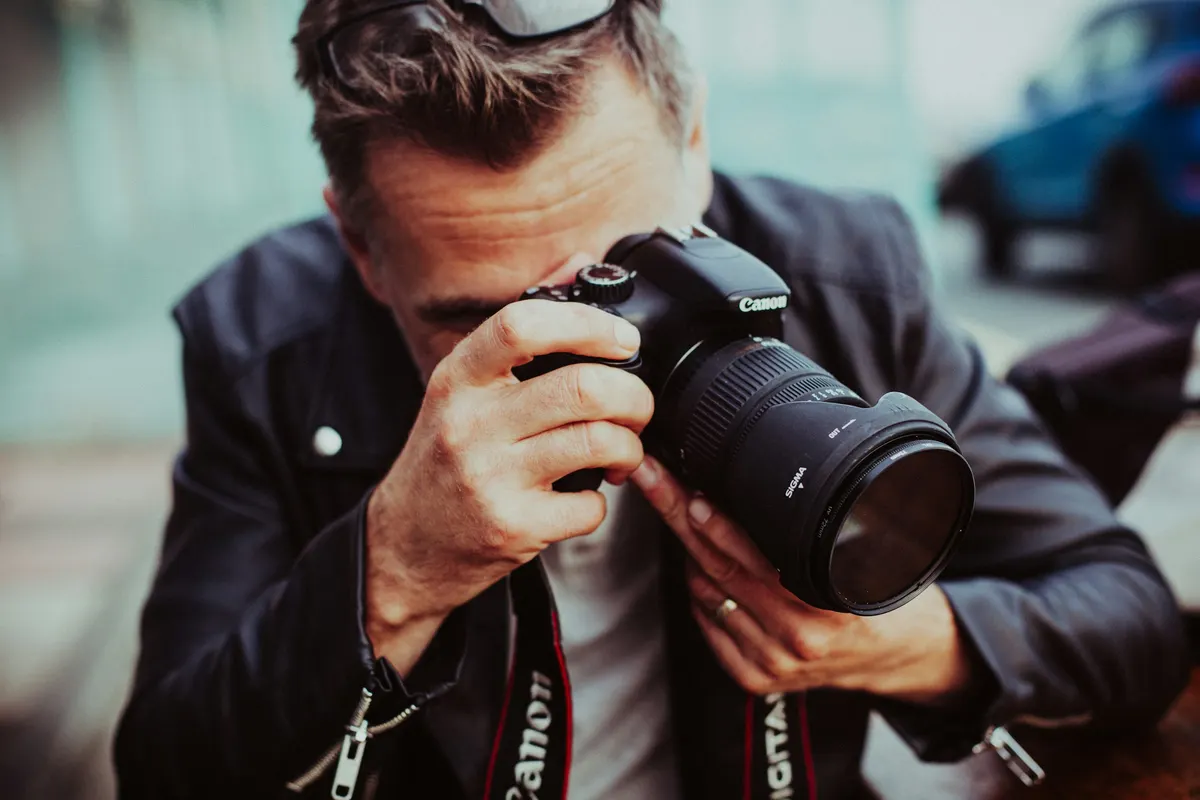 Fotógrafo olhando pela câmera