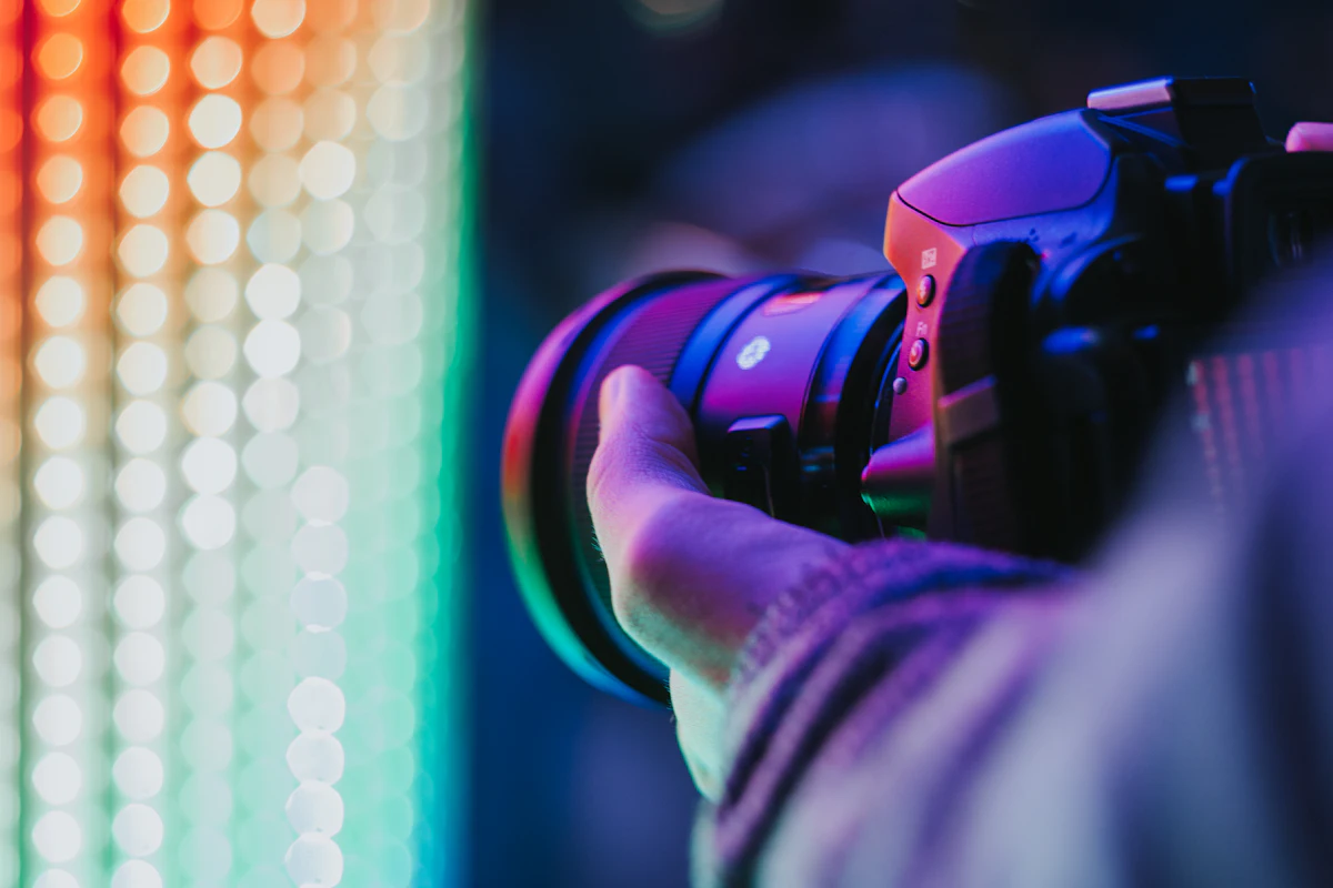 Fotógrafo de eventos segurando a câmera