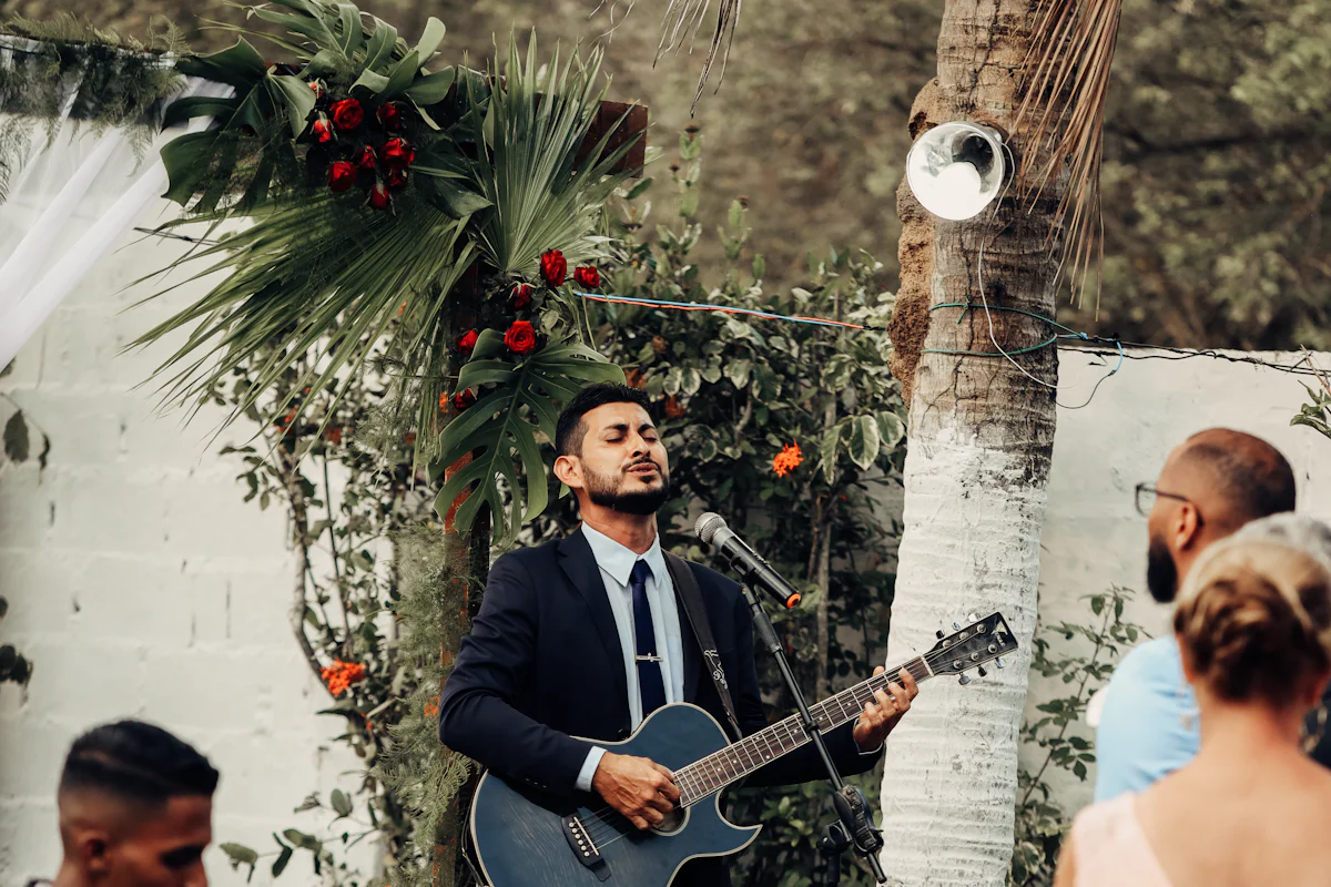 Músico tocando violão em uma festa de casamento